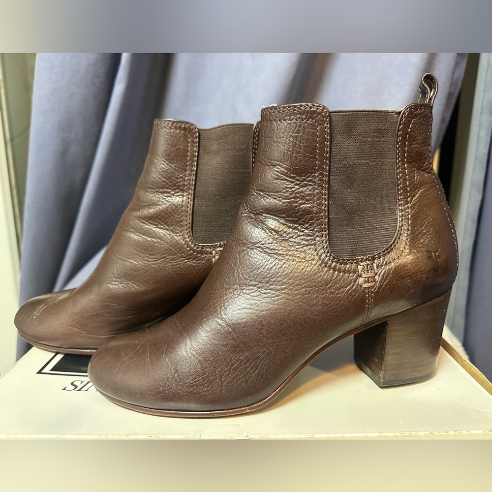 Frye Stella Chelsea Short Dark Brown Leather Boots Size 8